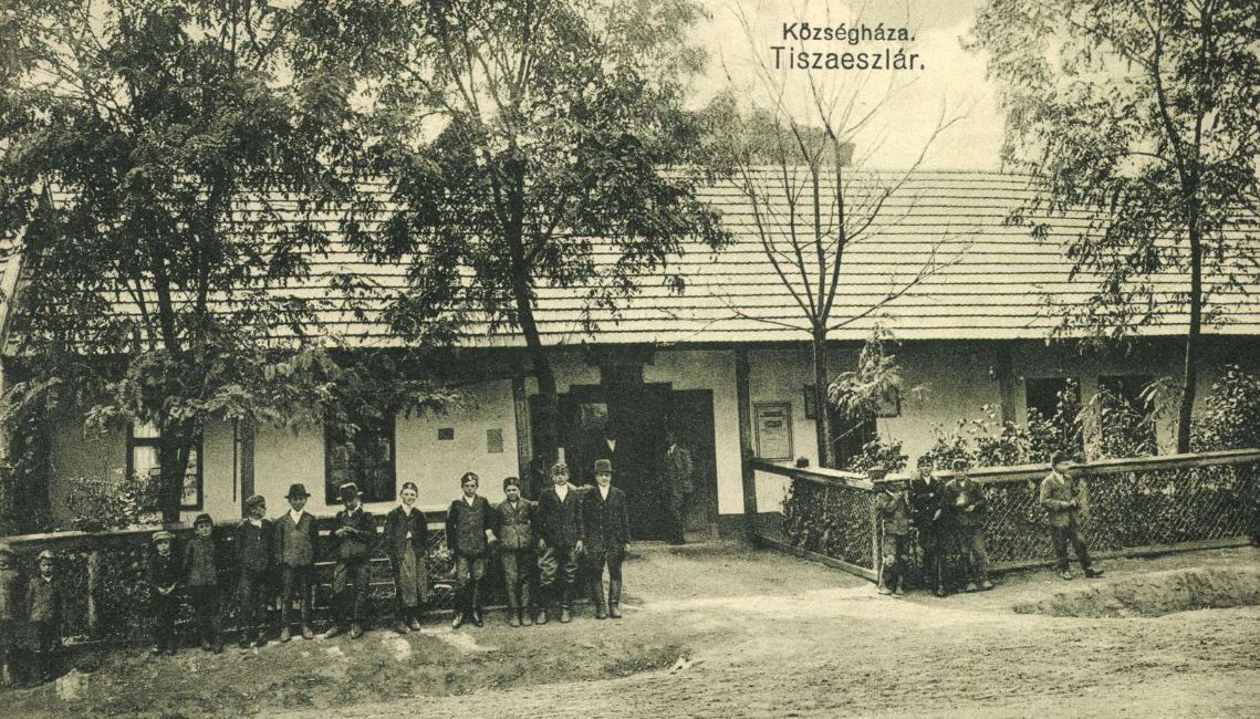 Tiszaeszlári községháza